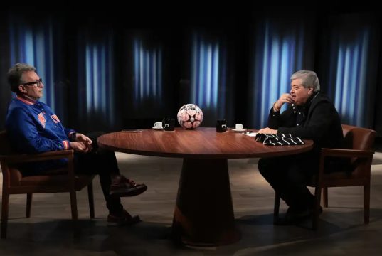 Craque Neto sendo entrevistado por Datena, sentados frente à frente