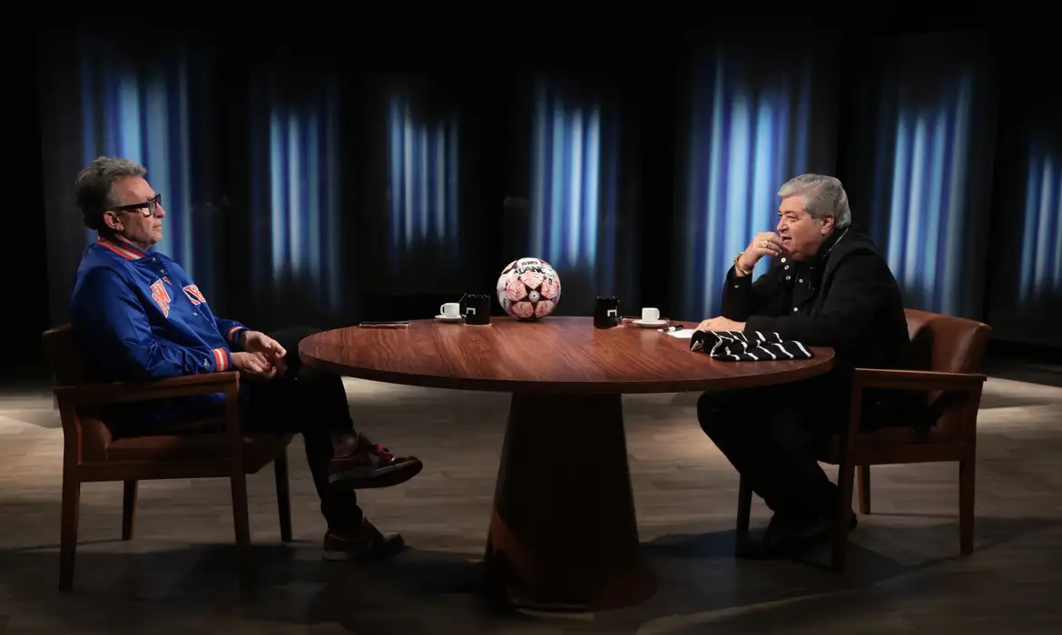 Craque Neto sendo entrevistado por Datena, sentados frente à frente