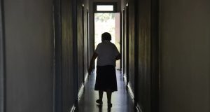 Idosa andando em corredor, de costas