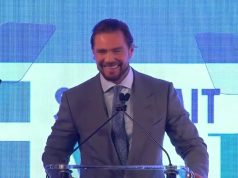 banqueiro Daniel Vorcaro em pé, sorrindo