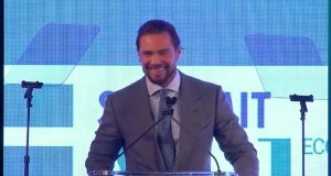 banqueiro Daniel Vorcaro em pé, sorrindo