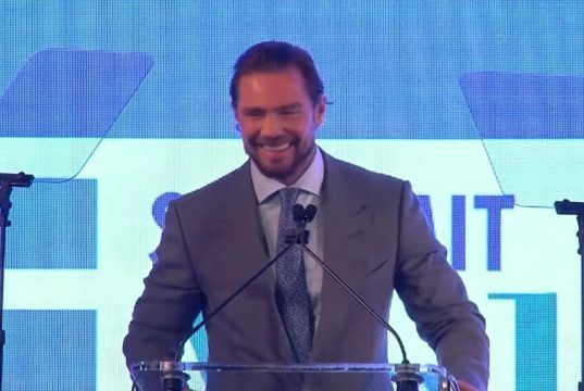 banqueiro Daniel Vorcaro em pé, sorrindo