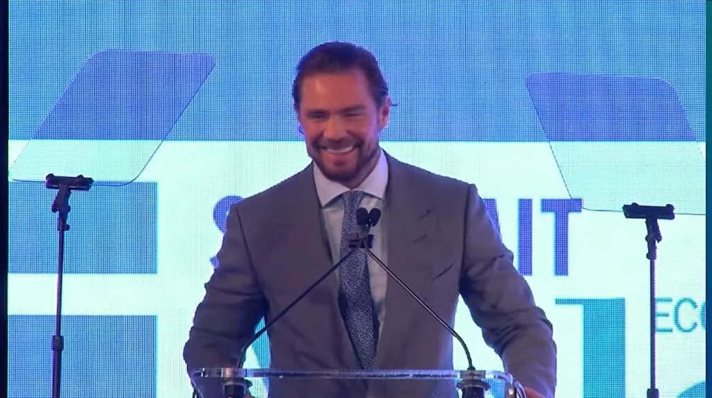 banqueiro Daniel Vorcaro em pé, sorrindo