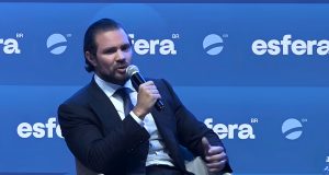 O dono do Master, Daniel Vorcaro, falando em microfone, sério