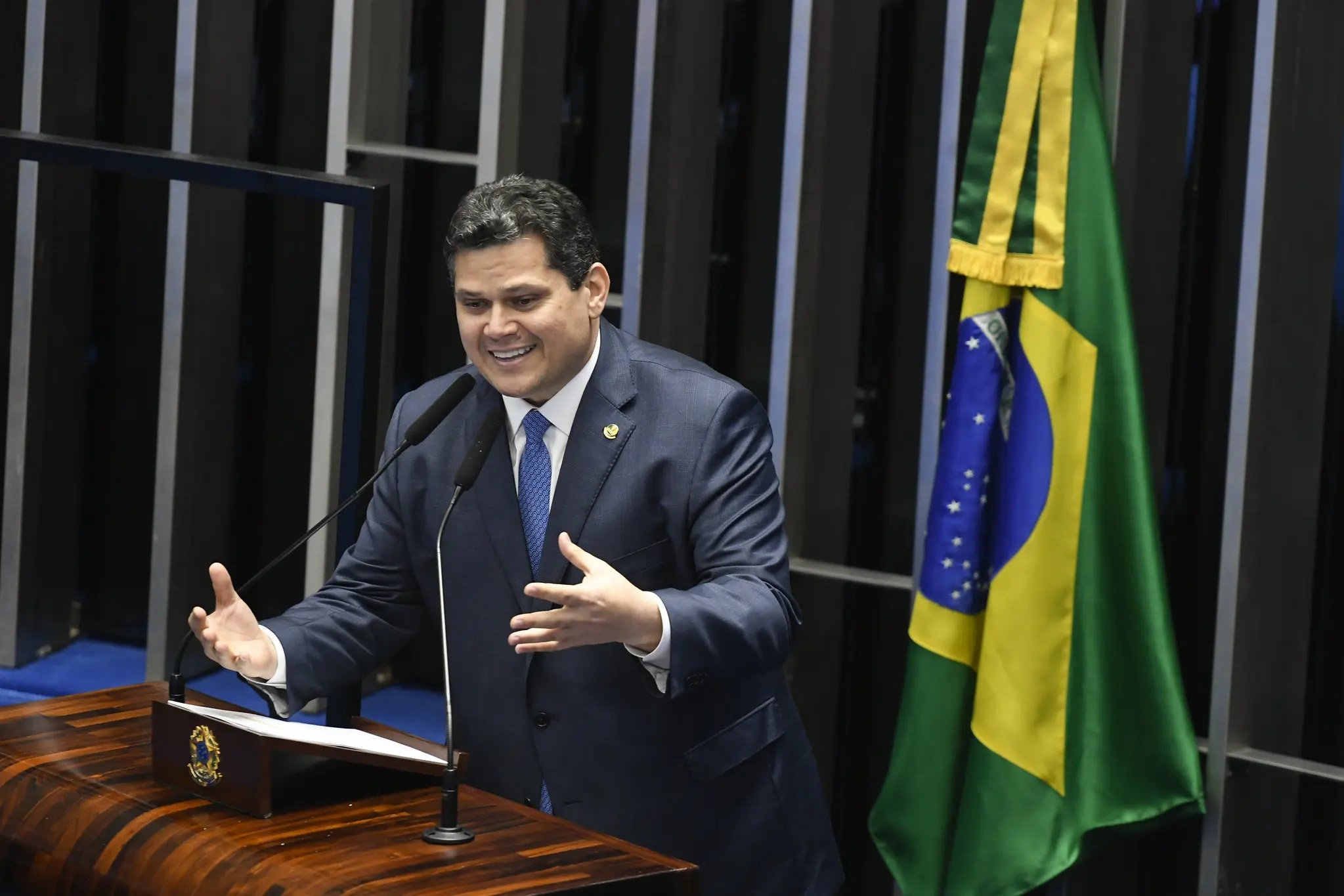 presidente do Congresso Nacional, Davi Alcolumbre (União-AP), falando, em pé, sério, sem olhar para a câmera