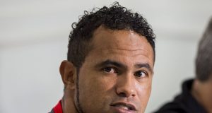 ex-goleiro Bruno falando e olhando para o lado, em close