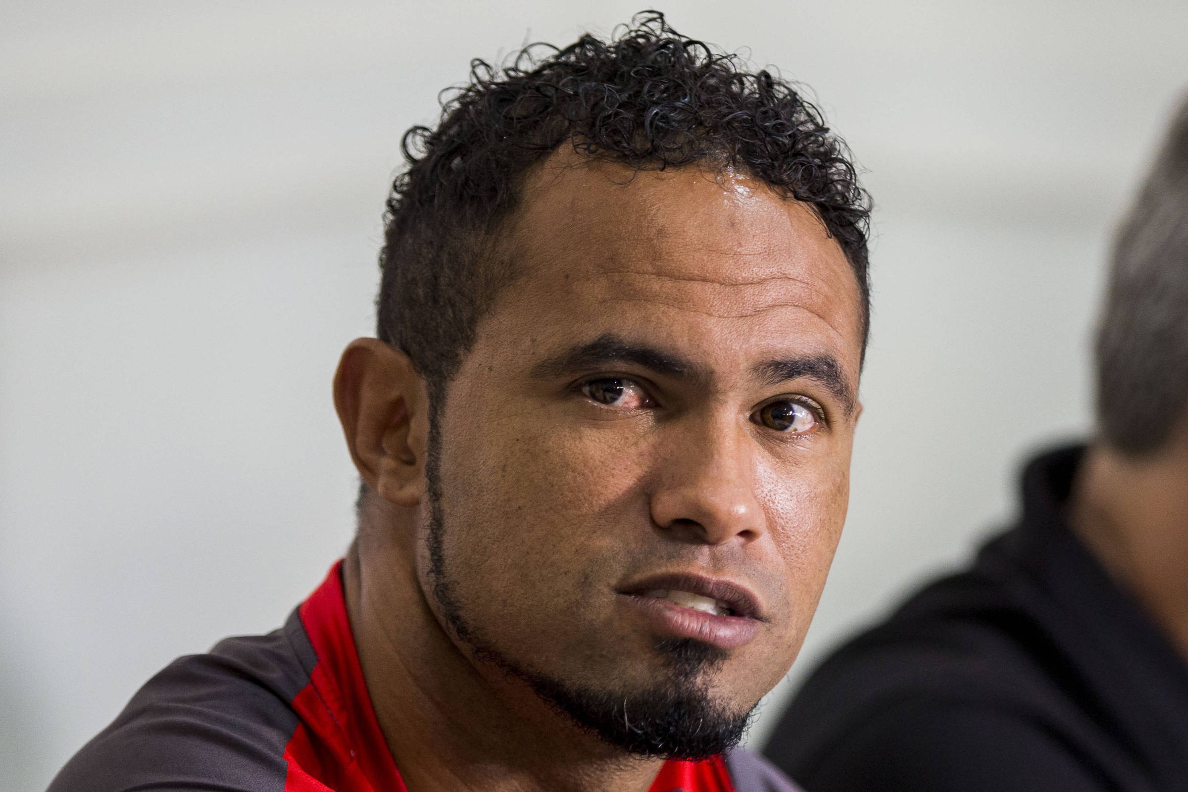 ex-goleiro Bruno falando e olhando para o lado, em close