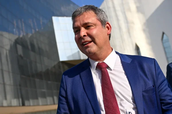 Lindbergh aciona PGR por doação milionária de cunhado de Vorcaro a Bolsonaro