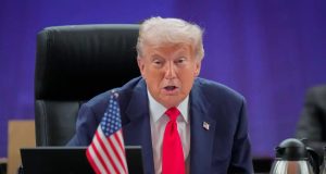 O presidente dos Estados Unidos, Donald Trump, falando, sério, sentado