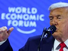 Donald Trump, presidente dos EUA, falando e gesticulando, sério