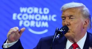 Donald Trump, presidente dos EUA, falando e gesticulando, sério