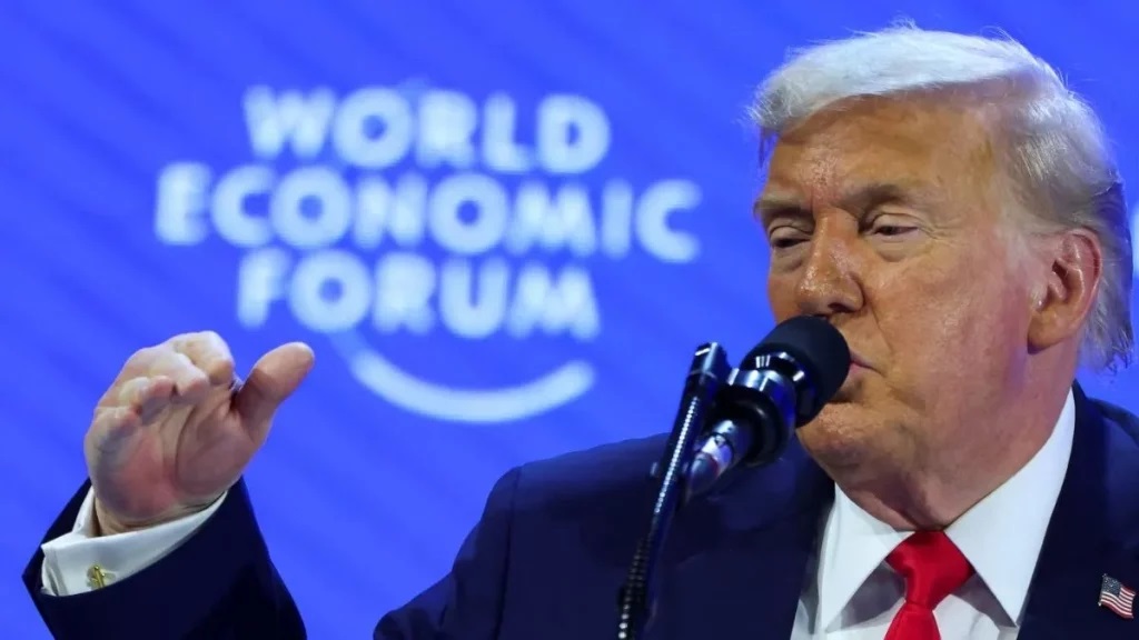 Donald Trump, presidente dos EUA, falando e gesticulando, sério