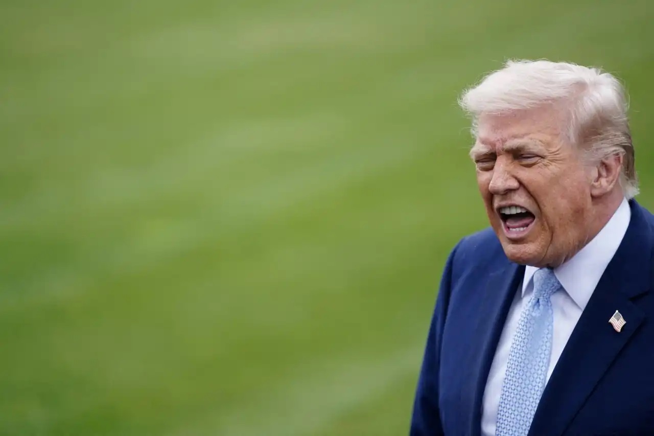 Donald Trump no canto direito de foto, gritando