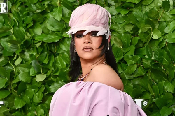 Mulher é presa após disparar tiros contra casa de Rihanna em Beverly Hills