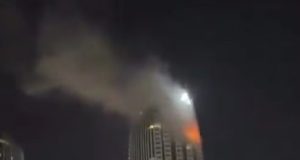 Andar de torre de luxo em chamas, em Dubai
