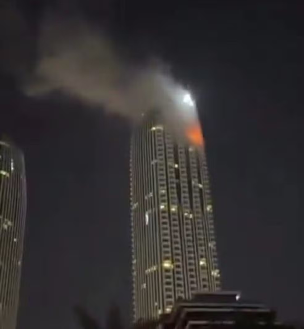 Andar de torre de luxo em chamas, em Dubai