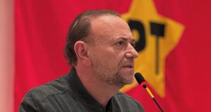 O presidente do Partido dos Trabalhadores (PT), Edinho Silva, falando, de perfil, sério