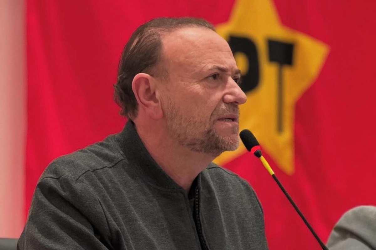 O presidente do Partido dos Trabalhadores (PT), Edinho Silva, falando, de perfil, sério