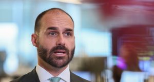 ex-deputado federal Eduardo Bolsonaro (PL) falando, sem olhar para a câmera