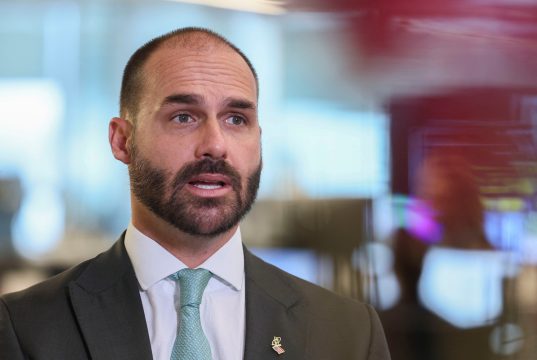 ex-deputado federal Eduardo Bolsonaro (PL) falando, sem olhar para a câmera