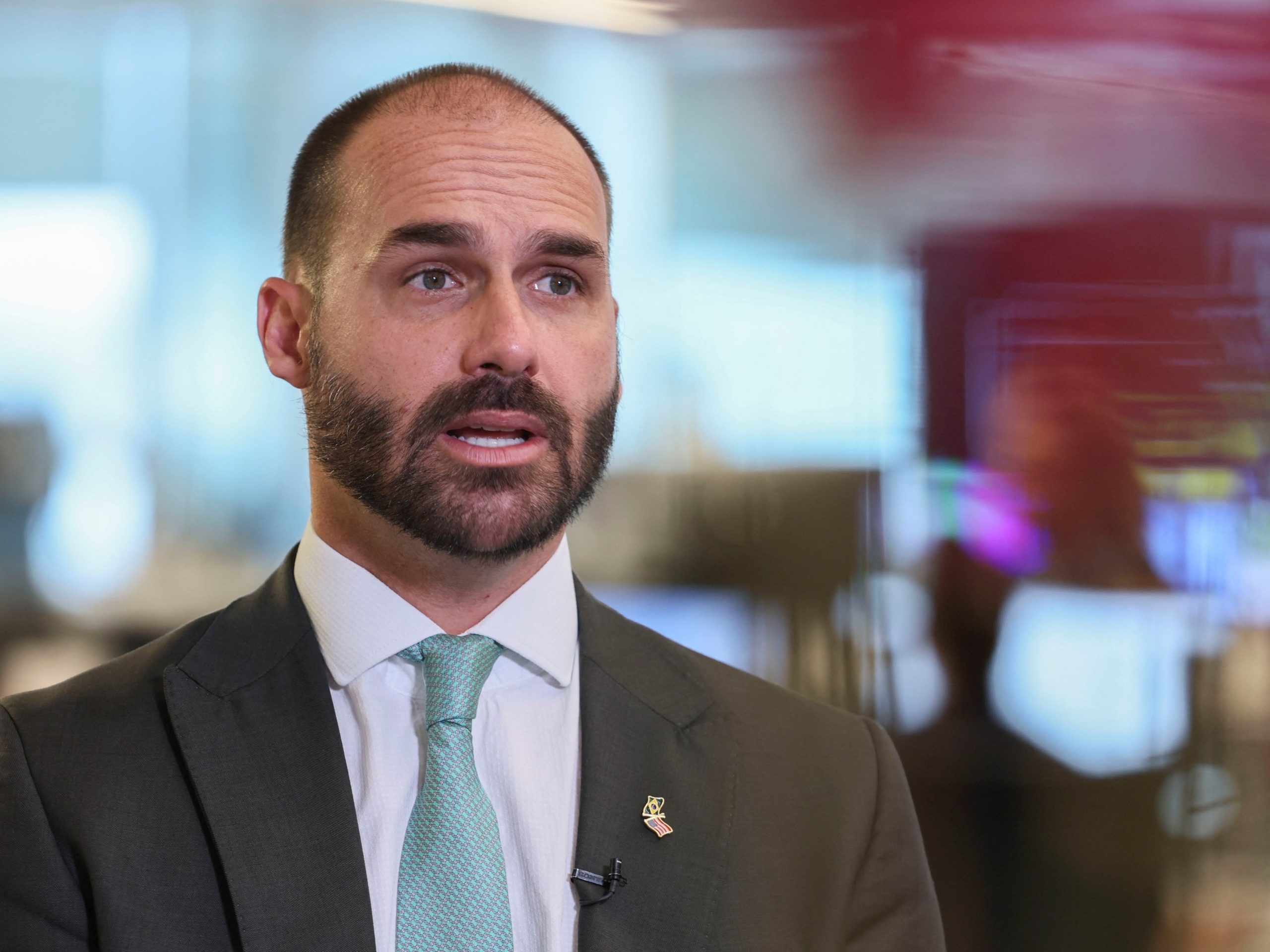 ex-deputado federal Eduardo Bolsonaro (PL) falando, sem olhar para a câmera