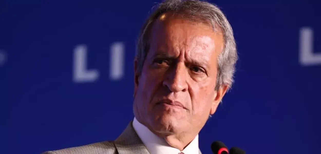 O presidente do PL, Valdemar Costa Neto, em close, sério