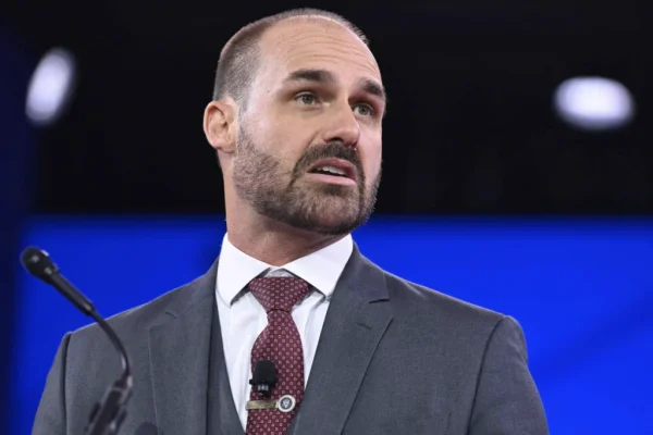 PF manda Eduardo Bolsonaro explicar abandono de cargo em até 15 dias