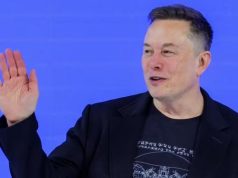 Elon Musk acenando e sorrindo