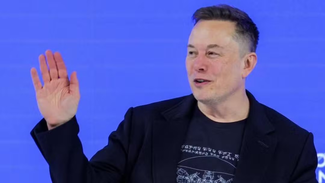 Elon Musk acenando e sorrindo