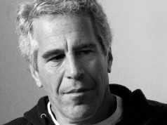 criminoso sexual americano Jeffrey Epstein em foto em preto e branco, sério