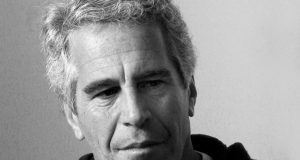 criminoso sexual americano Jeffrey Epstein em foto em preto e branco, sério