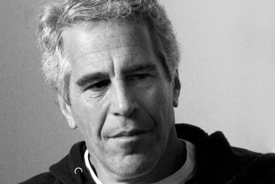 criminoso sexual americano Jeffrey Epstein em foto em preto e branco, sério