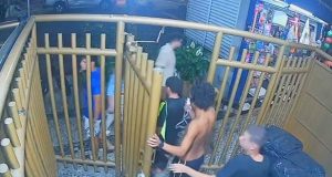 Suspeitos deixando prédio