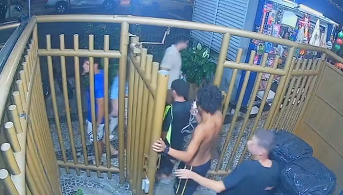 Suspeitos deixando prédio