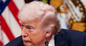 Donald Trump sério, olhando para o lado