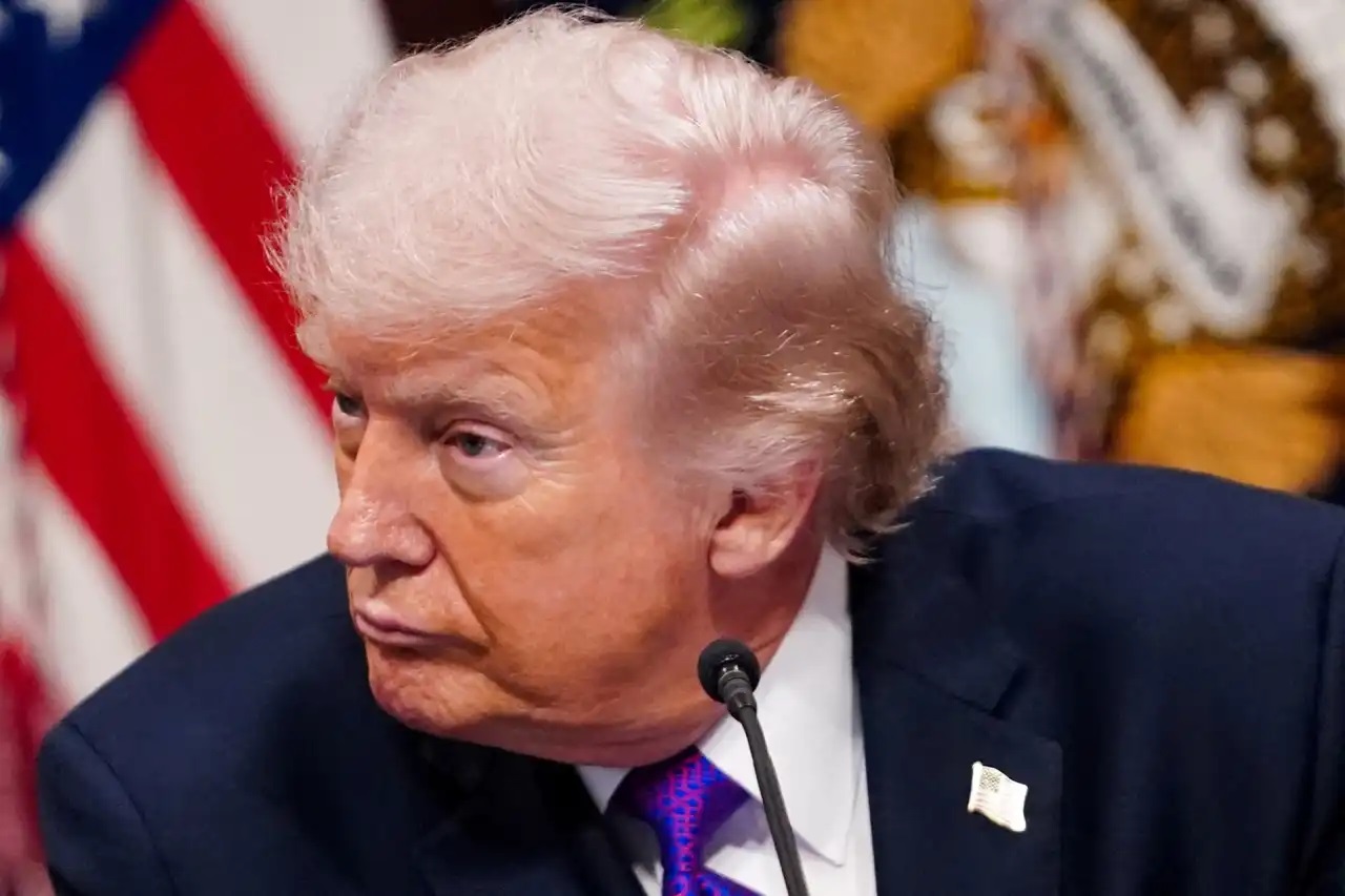 Donald Trump sério, olhando para o lado