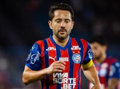 O meio-campista Everton Ribeiro, do Esporte Clube Bahia, em campo, correndo, sério