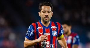 O meio-campista Everton Ribeiro, do Esporte Clube Bahia, em campo, correndo, sério