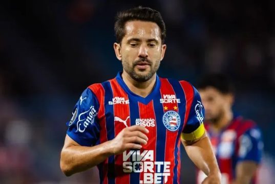 O meio-campista Everton Ribeiro, do Esporte Clube Bahia, em campo, correndo, sério