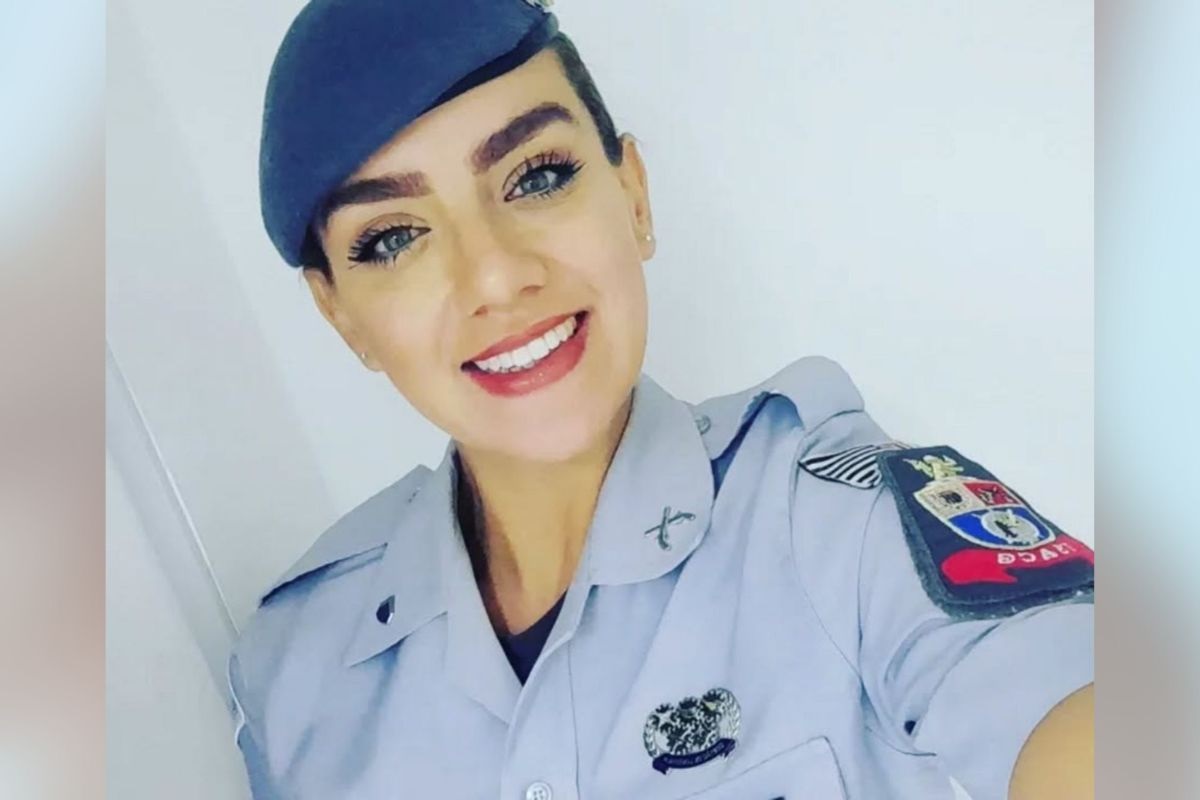 soldado Gisele Alves Santana sorrindo para selfie