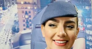 soldado da Polícia Militar Gisele Alves Santana sorrindo, em close