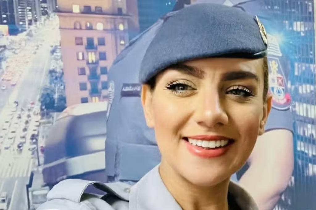 soldado da Polícia Militar Gisele Alves Santana sorrindo, em close