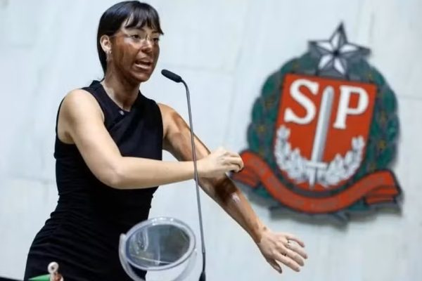 "Blackface": Fabiana Bolsonaro se declarou parda em campanha eleitoral; entenda