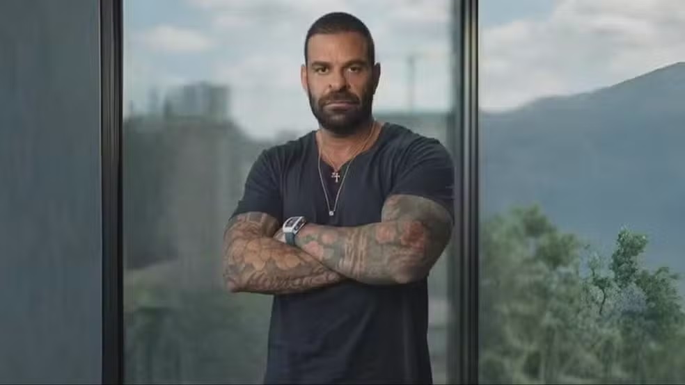 ex-pastor voluntário Fabiano Zettel sério, de braços cruzados