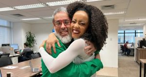 Fabrício Marta ao lado de Valéria Almeida, abraçados, sorrindo e olhando para a câmera