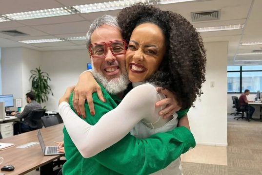 Fabrício Marta ao lado de Valéria Almeida, abraçados, sorrindo e olhando para a câmera