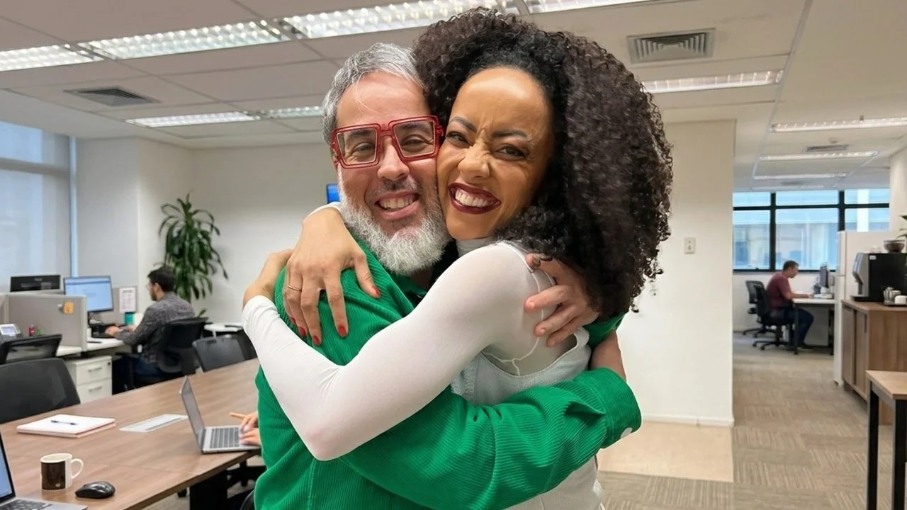 Fabrício Marta ao lado de Valéria Almeida, abraçados, sorrindo e olhando para a câmera
