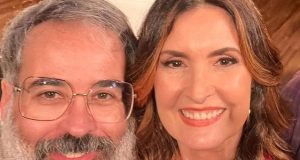 Fabrício Marta ao lado de Fátima Bernardes, em selfie, sorrindo, em close