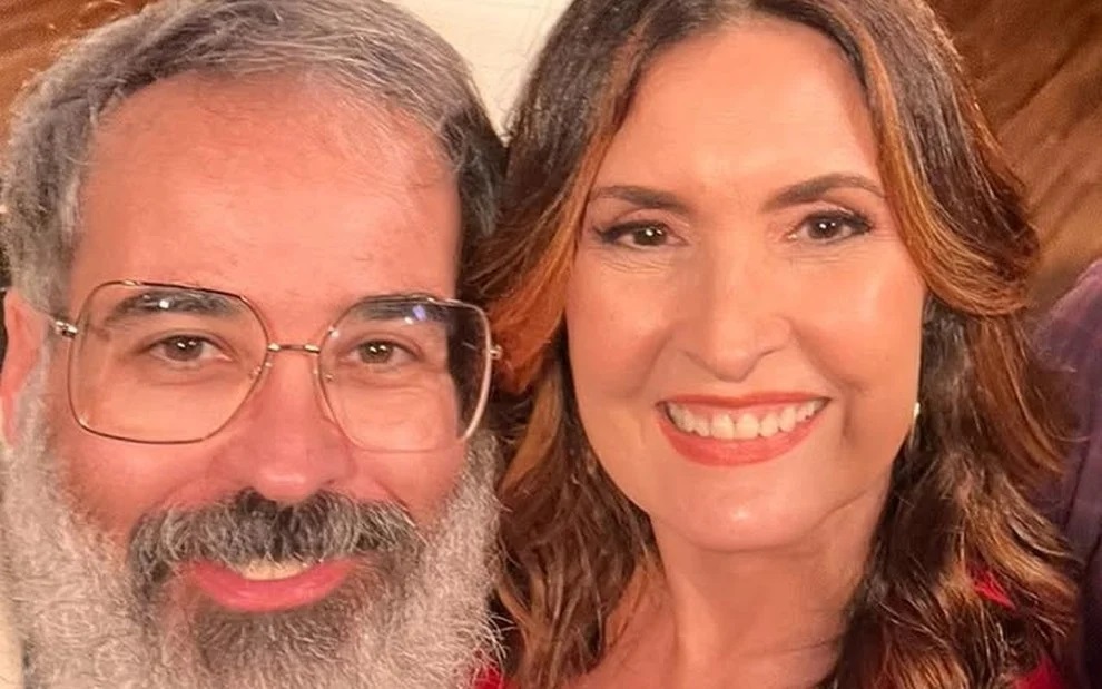 Fabrício Marta ao lado de Fátima Bernardes, em selfie, sorrindo, em close