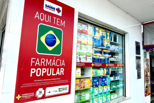 Estabelecimento com cartaz do Farmácia Popular